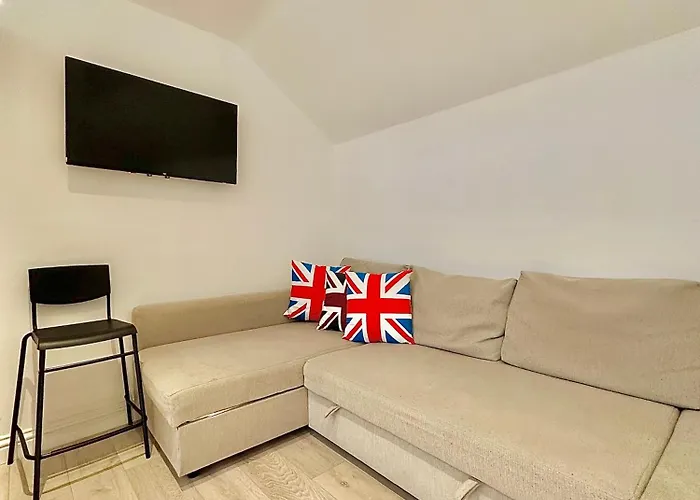 Flat C Garratt Lane