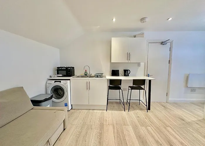 Flat C Garratt Lane